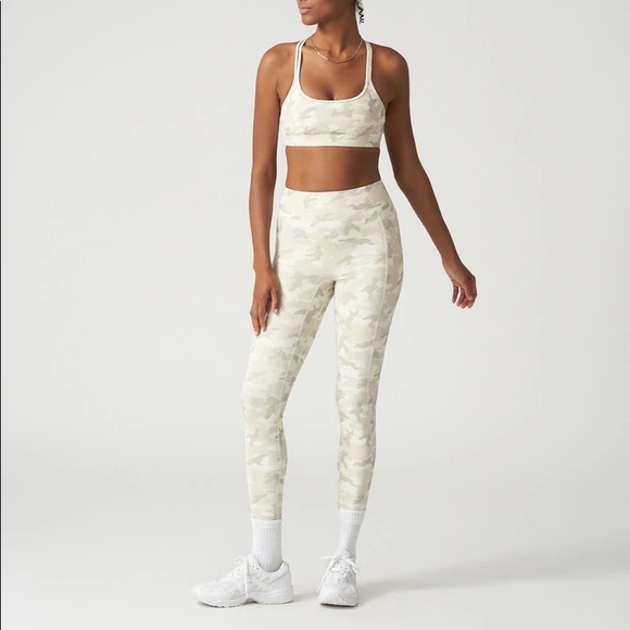 Bandier All access high waisted center stage pocket legging - Picture 1 of 4